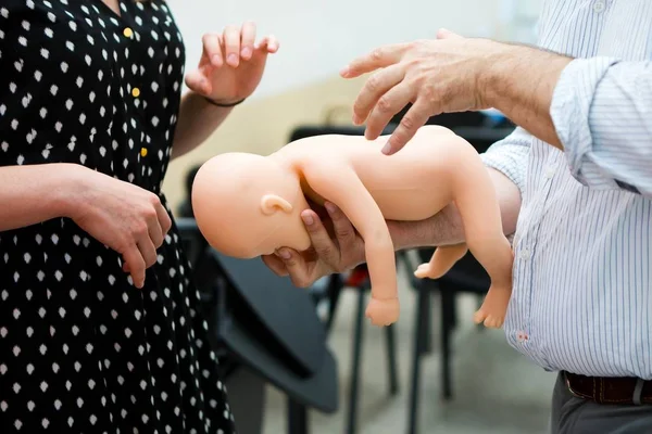 Öğretim manken bebek sıcak Doğum sırasında yenidoğan ele.