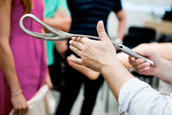 Apprendre aux obstétriciens à utiliser des forceps de naissance . Image En Vente