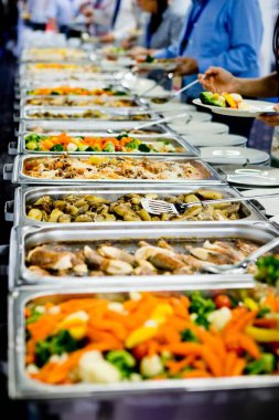 Profesyonel sıcak catering gıda alarak insanlar.