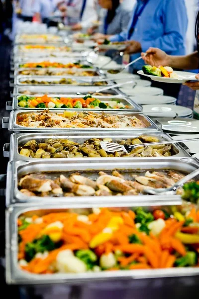 Profesyonel sıcak catering gıda alarak insanlar.