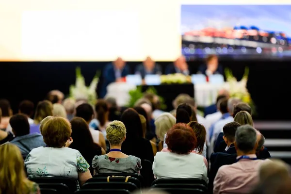 Konferans dinleyen insanlar.