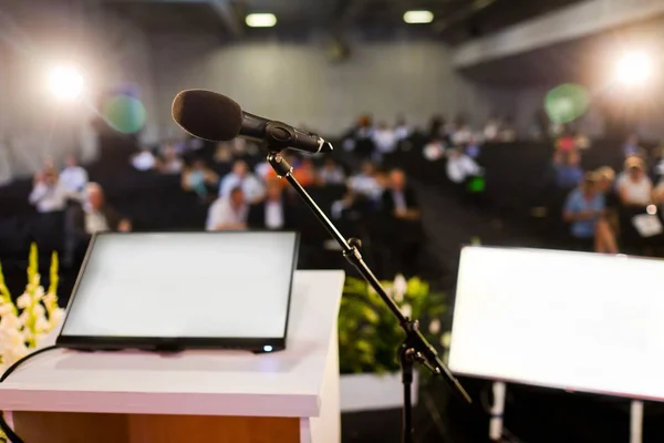 Micrófono en la sala de congresos . Imagen de archivo