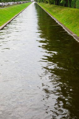 Şehirde Simetrical yapay su kanalı