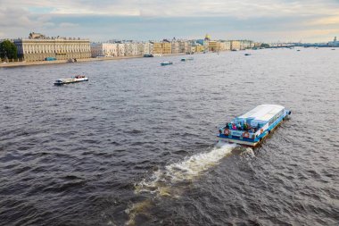 St. Petersburg, Rusya - 6 Temmuz 2019: Turist teknesi N nehri üzerinde