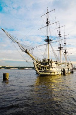 St. Petersburg, Rusya - 6 Temmuz 2019: Neva'daki Blagodat fırkateyni