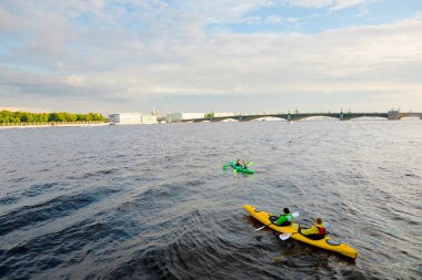 St. Petersburg, Rusya - 6 Temmuz 2019: Neva'da kayakçılar
