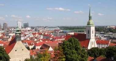 Bratislava, Slovakya - 1 Ağustos 2019: Kaleden St Martin Katedrali'ne ve tüm şehre panoramik manzara