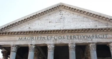 Roma, İtalya - 22 Ağustos 2019: Sıcak yaz gününde Pantheon'dan turistler