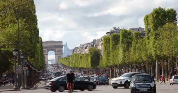 Παρίσι Γαλλία Αυγούστου 2019 Κυκλοφορία Στη Λεωφόρο Champs Lyses Αψίδα — Αρχείο Βίντεο