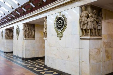 St. Petersburg, Rusya - 8 Temmuz 2019: Pylonowa stacja metra, su