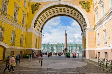 St. Petersburg, Rusya - 8 Temmuz 2019: Alexander Column Empire-s