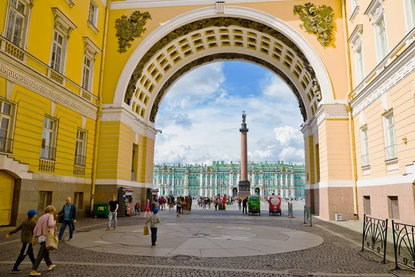 St. Petersburg, Rusya - 8 Temmuz 2019: Alexander Column Empire-s