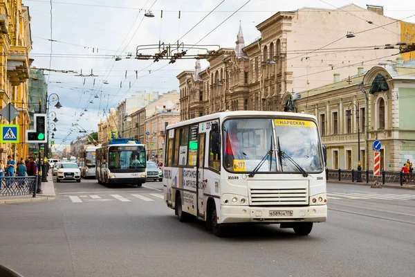 St. Petersburg, Rusya - 8 Temmuz 2019: Bir Marshrutka taksisi isteğe bağlı
