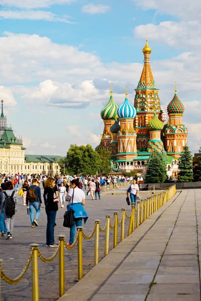 Moscú, Rusia - 9 de julio de 2019: Catedral de San Basilio en la Plaza Roja — Foto de Stock