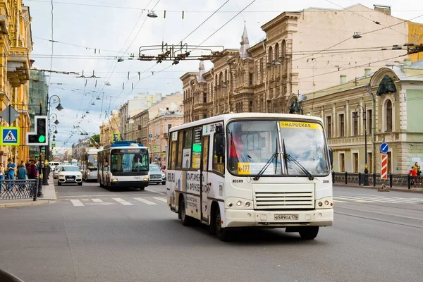San Petersburgo, Rusia - 8 de julio de 2019: Un taxi Marshrutka bajo demanda Imagen de stock