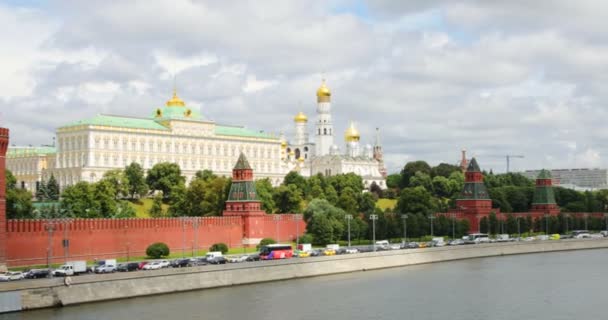 モスクワ ロシア 7月10 2019 クレムリンと川のVodovzownayaタワーの隣にあるKremlevskaya Naverezhnaya通りの車の交通 — ストック動画