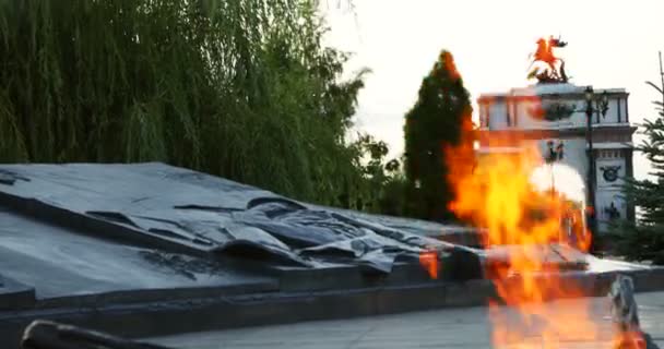 俄罗斯库尔斯克 2019年7月14日 胜利纪念碑上的永恒之火 赢得了历史上最大的坦克战役的胜利拱门 — 图库视频影像