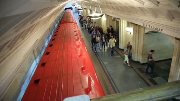 Moskva Ryssland Juli 2019 Tåg Lämnar Teatralnaja Tunnelbanestation Moskva Tunnelbana — Stockvideo
