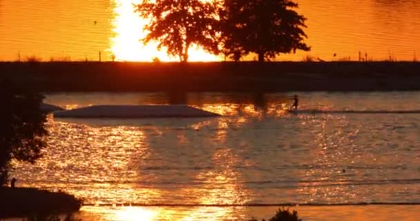 Θαλάσσιος Σκιέρ Κατά Διάρκεια Του Ηλιοβασιλέματος Υδάτινο Τελεφερίκ Πορτοκαλί Αντανάκλαση — Αρχείο Βίντεο