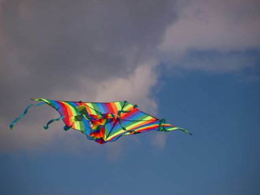 Mavi Gökyüzü bulutlu karşı parlak uçurtma