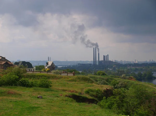 Uitzicht Vanaf Groene Heuvel Naar Het Industriële Gedeelte Van Stad — Stockfoto