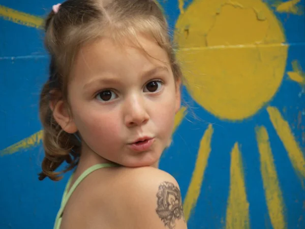 Portrait Une Fillette Cinq Ans Vêtue Gilet Avec Tatouage Enfant — Photo