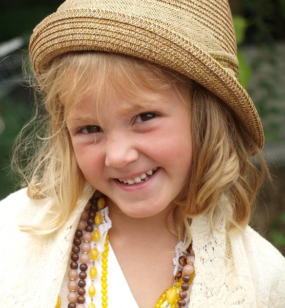 Portrait Une Petite Fille Aux Cheveux Blonds Portant Chapeau Beige — Photo