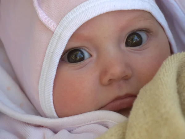 Close Portret Van Baby Meisje Roze Hoed Met Grote Bruine — Stockfoto