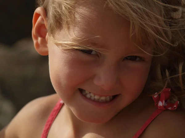 Portrait Gros Plan Une Fille Souriante Aux Cheveux Blonds Développant — Photo