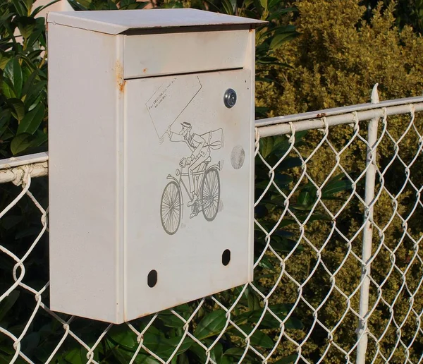 Gammal Grå Brevlåda Som Föreställer Brevbärare Som Tävlar Cykel Hängande — Stockfoto