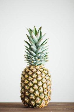 Beyaz arkaplanda ananas
