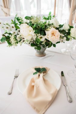 tabak, çatal ve bıçakları tarafından dekore düğün tablo