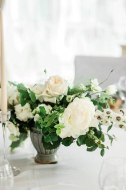 tabak, çatal ve bıçakları tarafından dekore düğün tablo