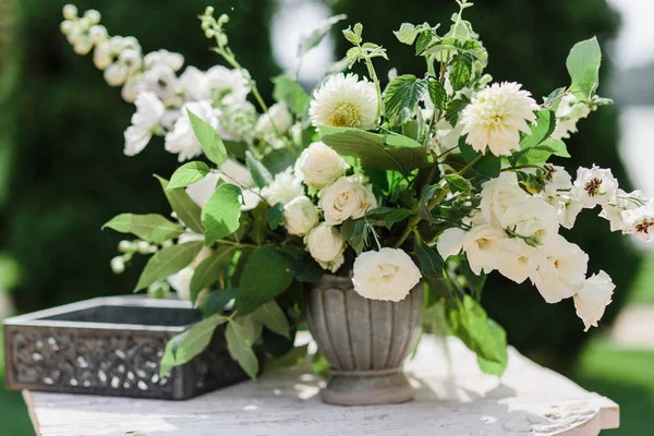 Esküvői dekoráció. a vintage vázában, virág csokor friss virágok — Stock Fotó