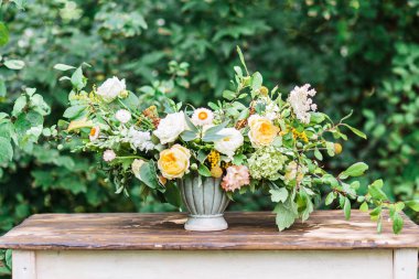 Dekor düğün. bir vintage Vazoda Çiçekler buket taze çiçekler