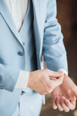 Damatlar sabah hazırlık, yakışıklı damat giyinmek