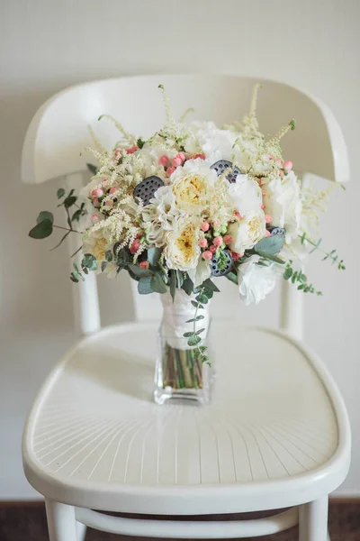 Menyasszonyi csokor. Szép, fehér virágok és zöld, vintage fából készült szék — Stock Fotó