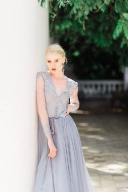 Güzel gelinlik doğal zemin üzerine çarpıcı gelin.