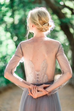 Güzel gelinlik doğal zemin üzerine çarpıcı gelin.