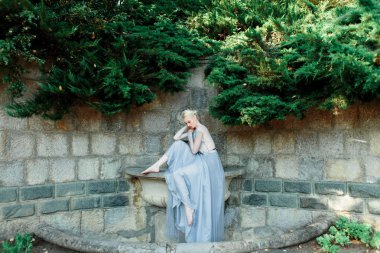 Güzel düğün elbisesi doğal zemin üzerine çarpıcı gelin portresi.