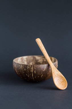 Hindistan cevizi kabuğu kase, Hindistan cevizi kabuğundan, siyah arka plan yapılmış kase