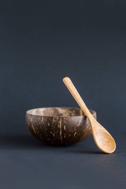 Hindistan cevizi kabuğu kase, Hindistan cevizi kabuğundan, siyah arka plan yapılmış kase