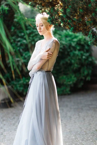 Atemberaubende Braut Porträt in schönen Brautkleid auf natürlichem Hintergrund. — Stockfoto
