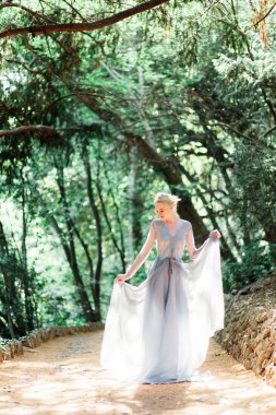 Güzel düğün elbisesi doğal zemin üzerine çarpıcı gelin portresi.