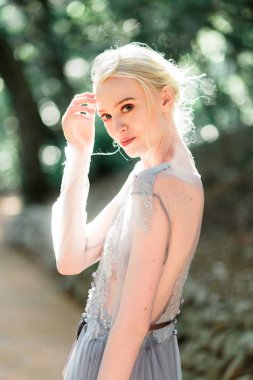 Güzel düğün elbisesi doğal zemin üzerine çarpıcı gelin portresi.