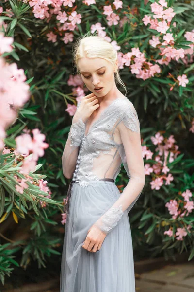 Atemberaubende Braut Porträt in schönen Brautkleid auf natürlichem Hintergrund. — Stockfoto