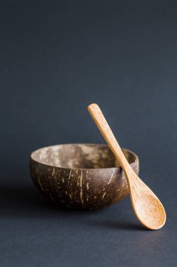 Hindistan cevizi kabuğu kase, Hindistan cevizi kabuğundan, siyah arka plan yapılmış kase