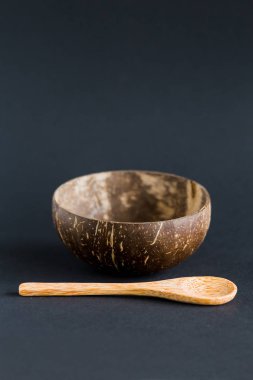 Hindistan cevizi kabuğu kase, Hindistan cevizi kabuğundan, siyah arka plan yapılmış kase