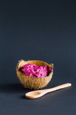 Pink Smoothie kase, Hindistan cevizi kabuğu kase, siyah arka plan