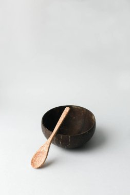 El yapımı Hindistan cevizi kabuğu kase ve tahta kaşık beyaz arka plan üzerinde